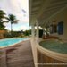 la spa et la piscine de la villa en guadeloupe