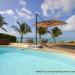 La piscine et le lagon de la villa de la plage en Guadeloupe