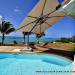 La piscine et le lagon de la villa de la plage en Guadeloupe