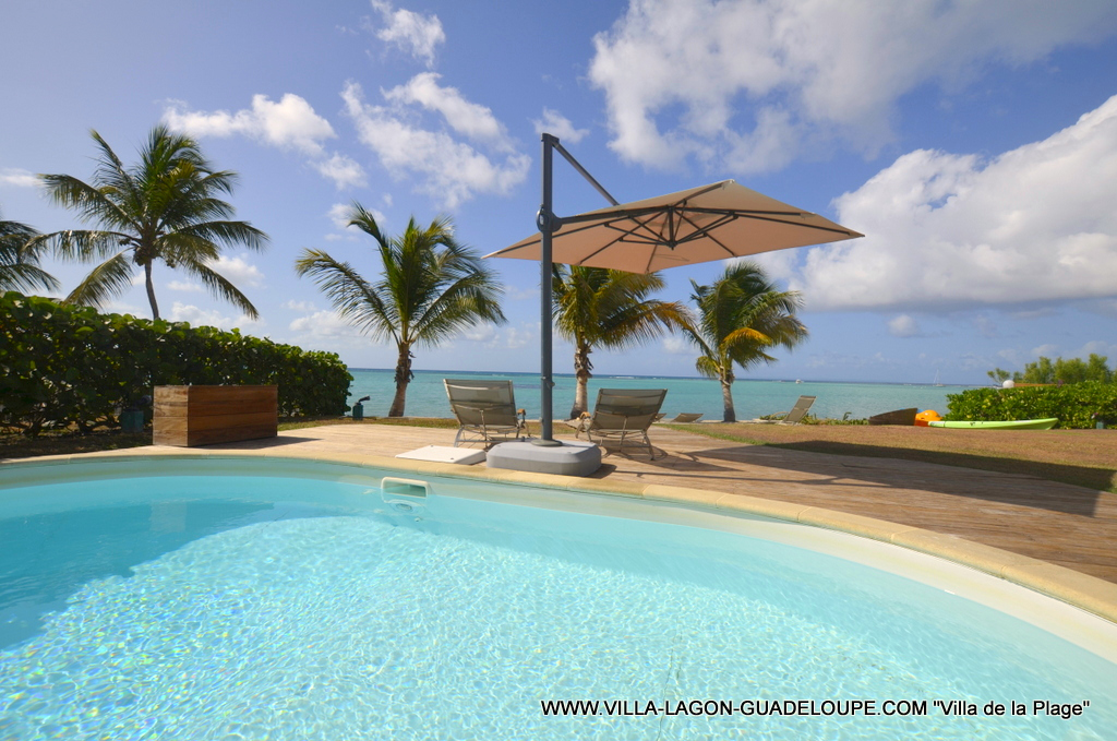 La piscine et le lagon de la villa de la plage en Guadeloupe