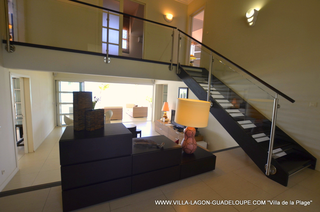 Entrée et mezzanine de la villa de prestige en Guadeloupe 