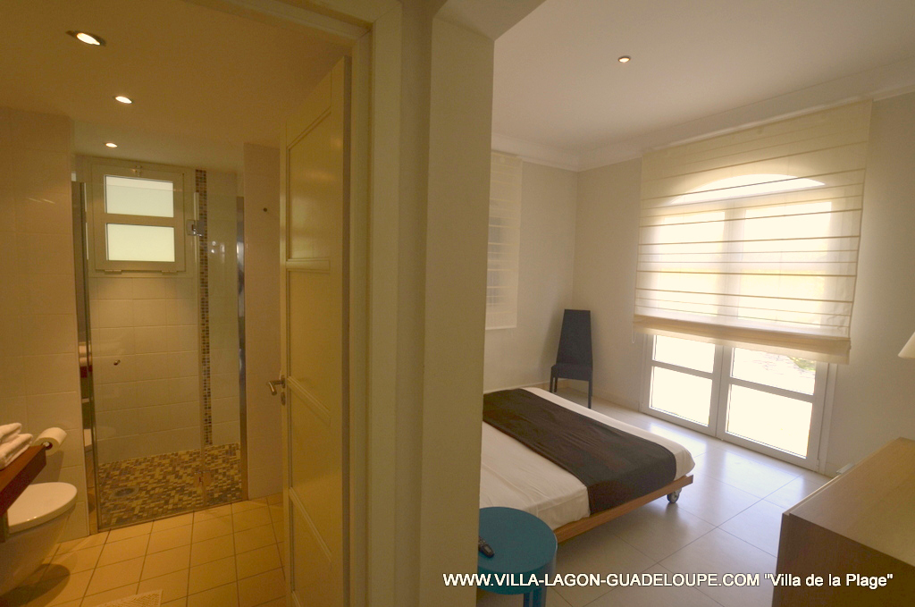 Salle de bain et chambre coté Golf de la villa en Guadeloupe