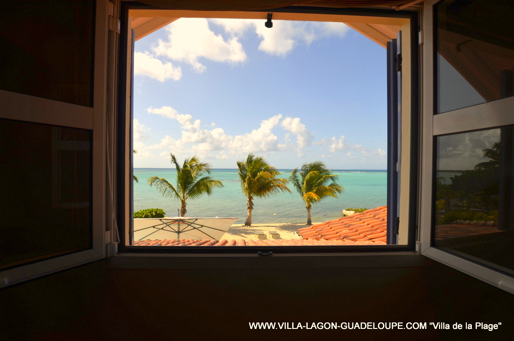 Vue du lagon de la Suite de la villa de la plage en Guadeloupe