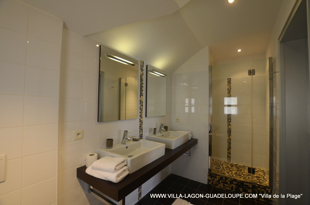 Salle de bain de la Suite de la villa de la plage en Guadeloupe