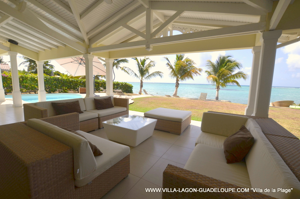 La terrasse avec fauteuils Dedon en Guadeloupe