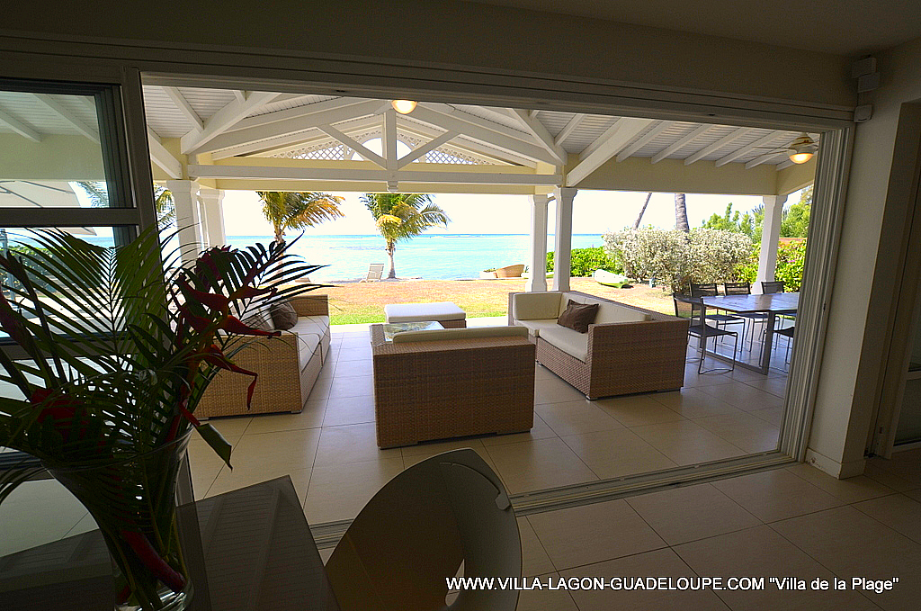 La terrasse couverte de la villa de la plage en Guadeloupe