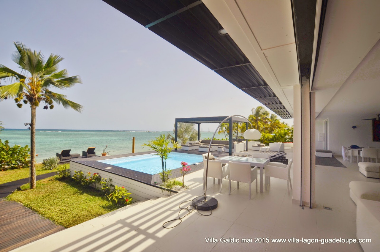 vue du salon de la villa de luxe Gaidic en Guadeloupe
