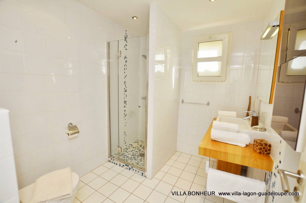 salle de bain de la Chambre coté Golf de la villa Bonheur en Guadeloupe