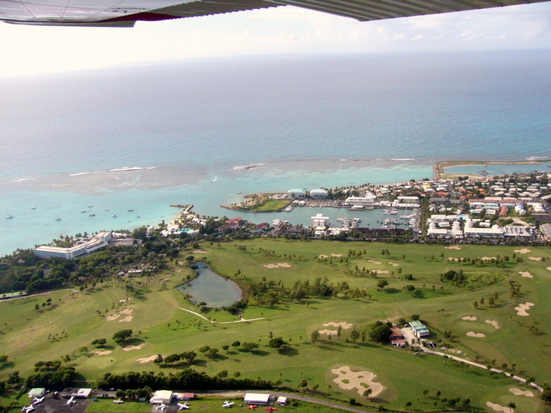 Vue aérienne du Golf de Saint François collé aux villas de luxe