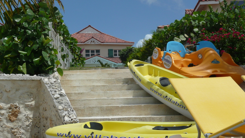 Canoé Kayak devant les villas au bord du lagon de Guadeloupe Canoé Kayak devant les villas au bord du lagon de Guadeloupe