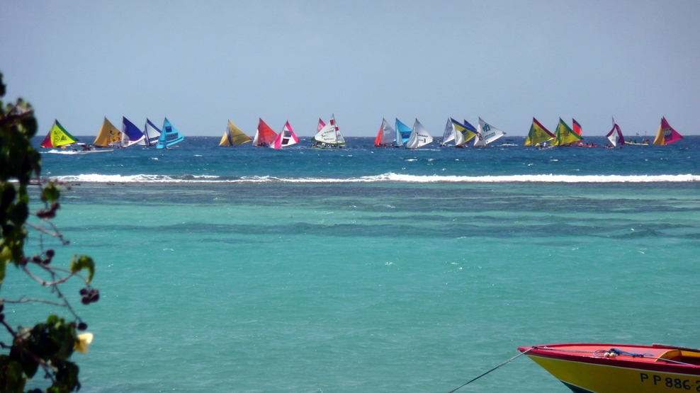 Tour de Guadeloupe Yole devant la résidence Savannah