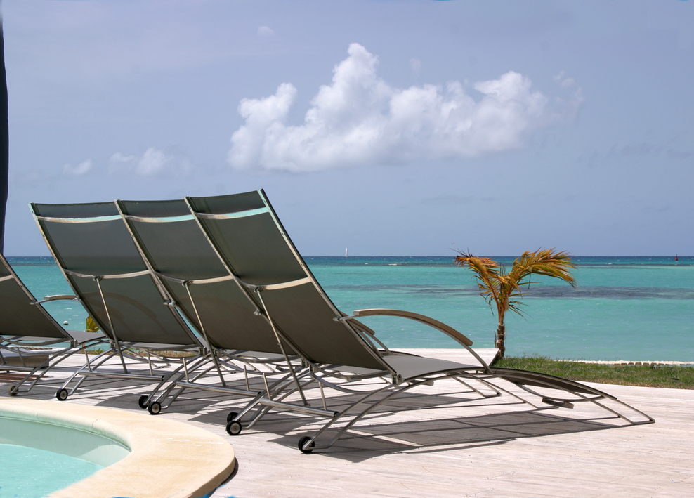 Le Lagon à perte de vue sur la Villa de La Plage, transat Design Royal Botania