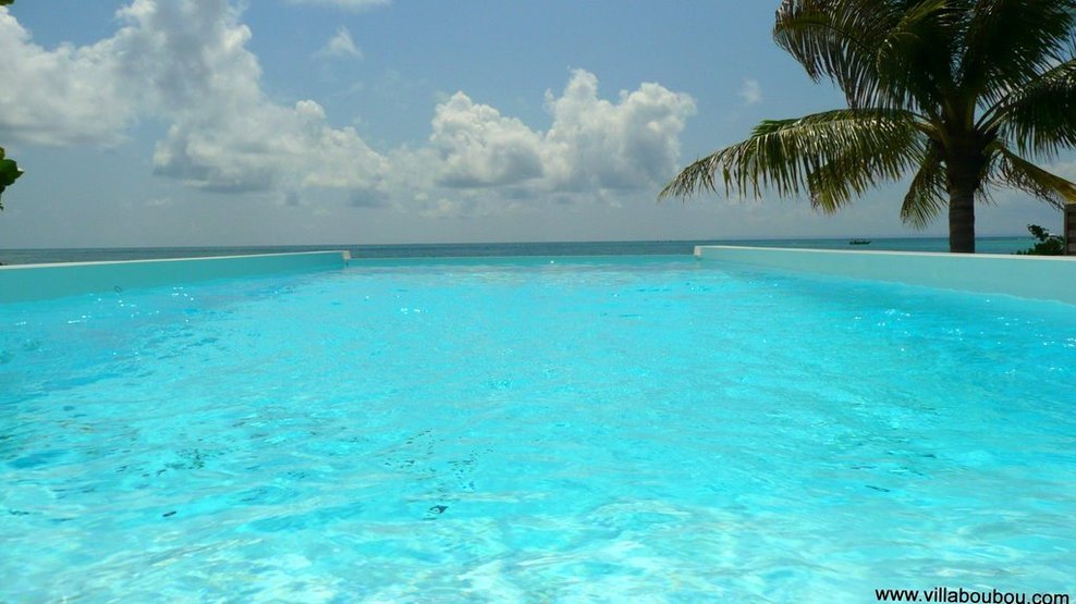 la piscine à débordement vers le lagon à perte de vue de la villa de Prestige Paradise de Guadeloupe