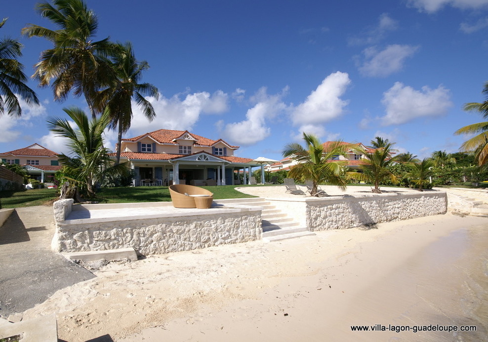 La villa en Guadeloupe en front de mer devant le Lagon de St François