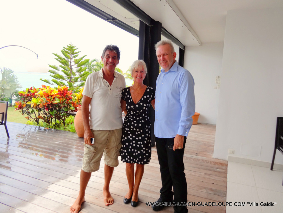 Didier, Nicolle ( la directrice de Villa Boubou) et Jean Paul Gaultier en Guadeloupe