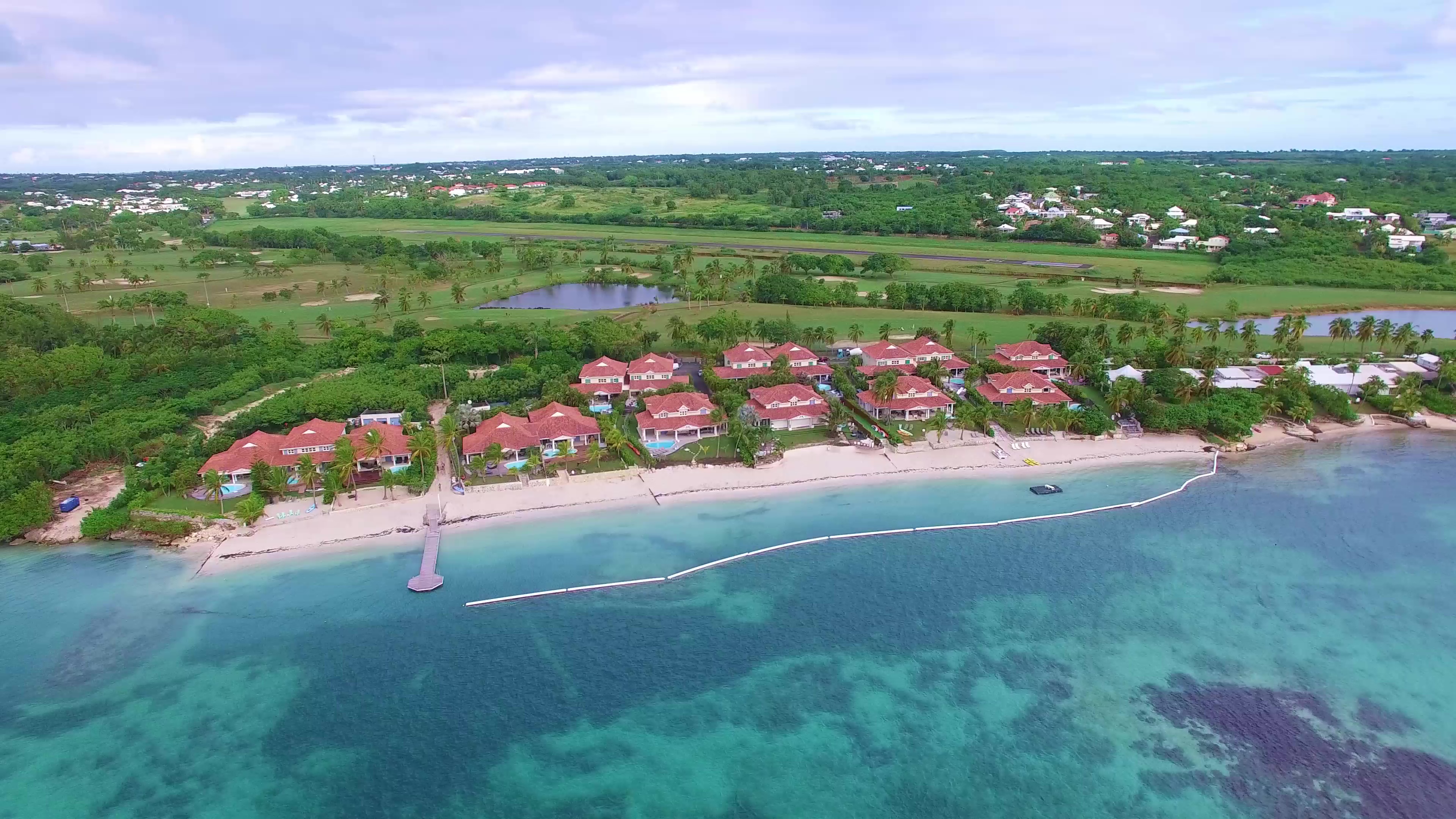 Plage des Villas Boubou avec le barrage anti sargasses