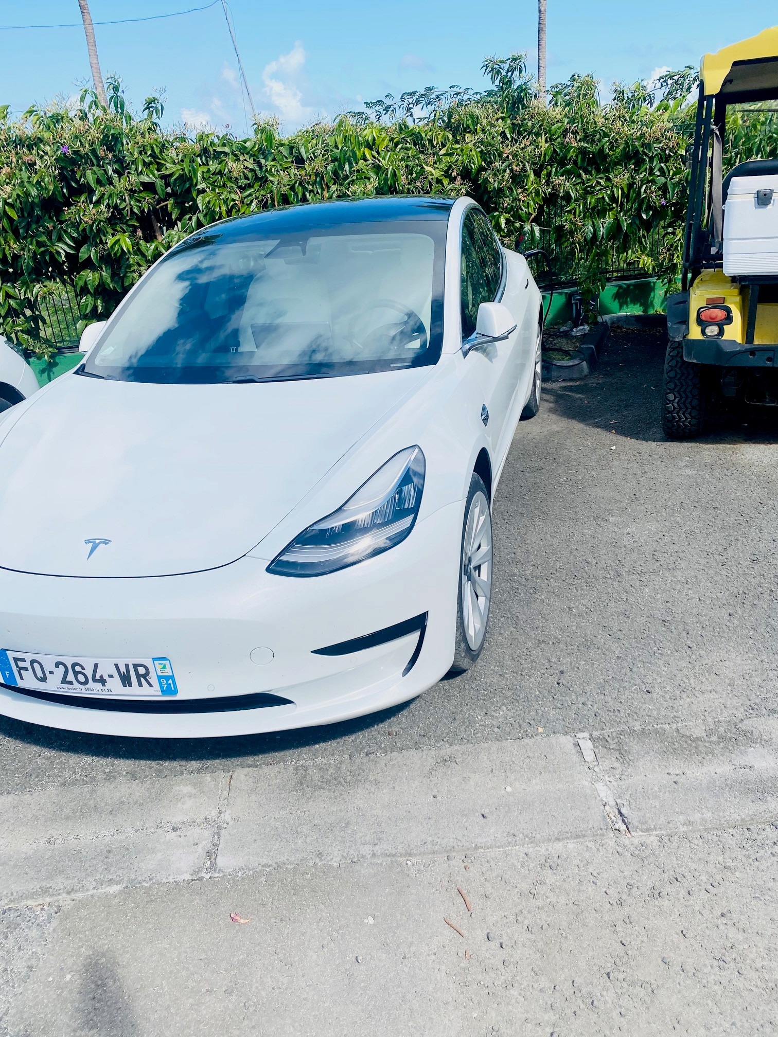 Tesla en rechargement sur le site des Villas Boubou