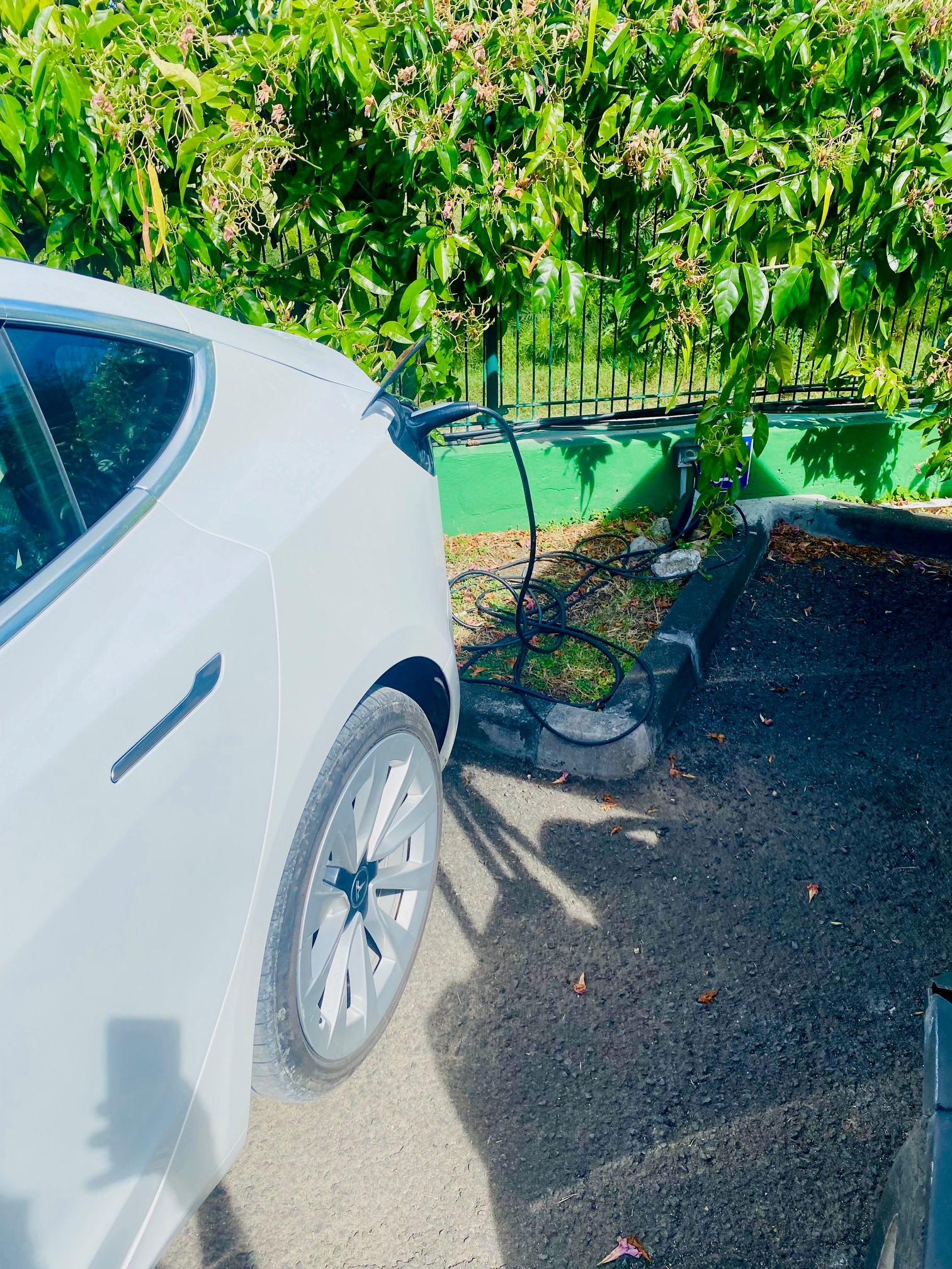 voiture Tesla en rechargement aux Villas Boubou
