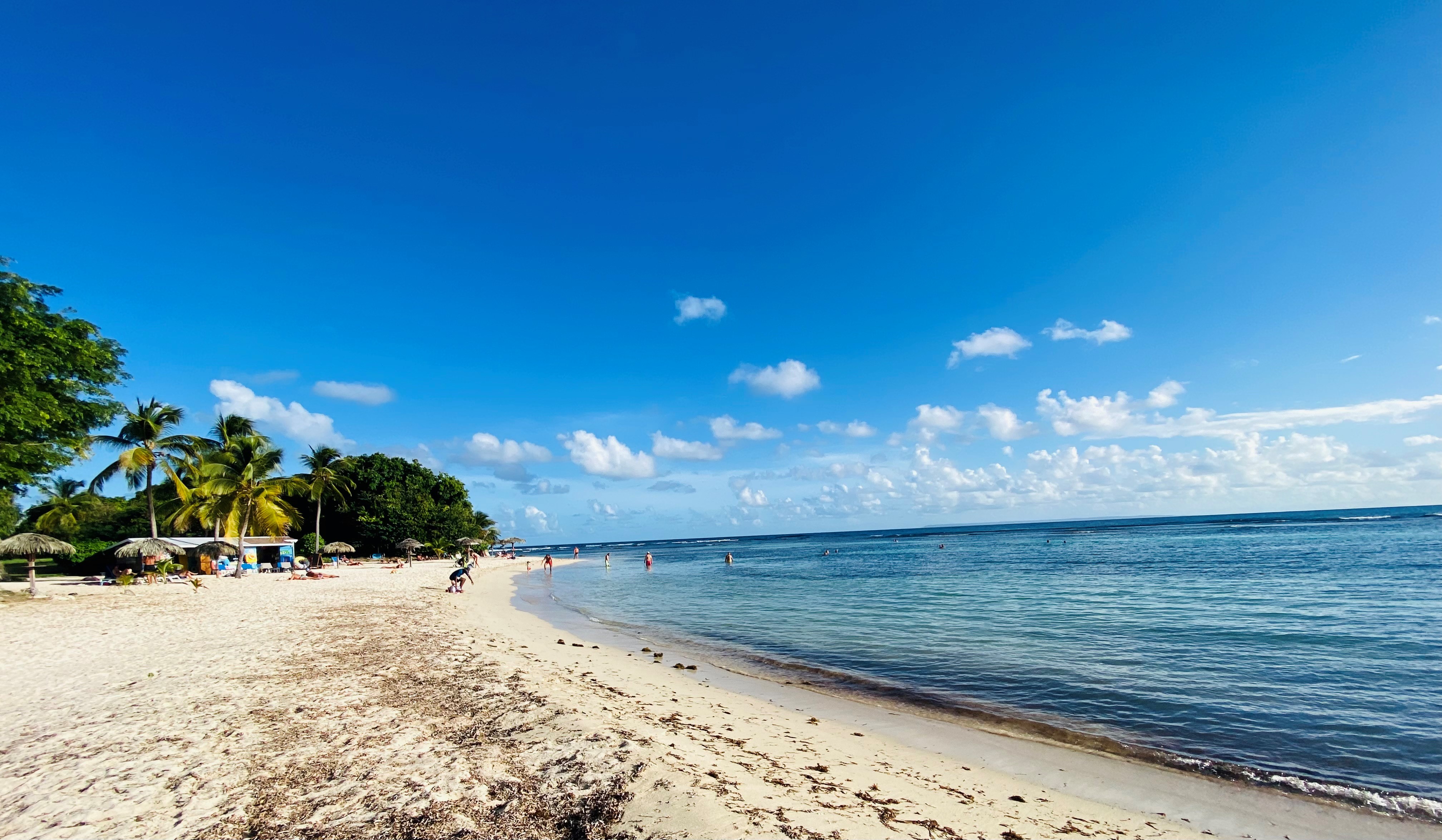 La Plage de l'Anse des Rochers à 10 mn à pied