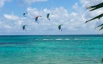 Kitesurf sur le lagon devant les villas luxe au bord du lagon en Guadeloupe