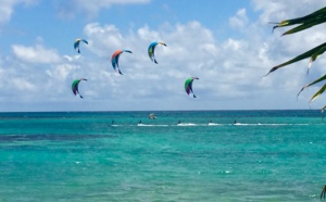 Kitesurf sur le lagon devant les villas luxe au bord du lagon en Guadeloupe