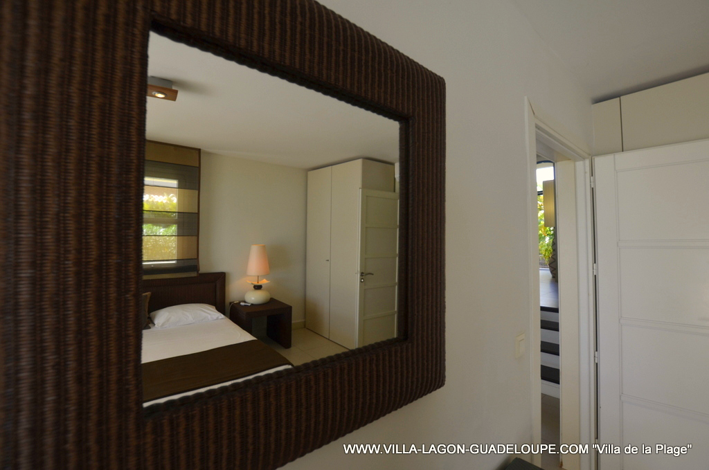 Miroir Chambre devant le lagon de Guadeloupe