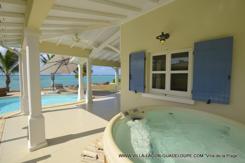Spa et Piscine privés luxe Guadeloupe devant le lagon
