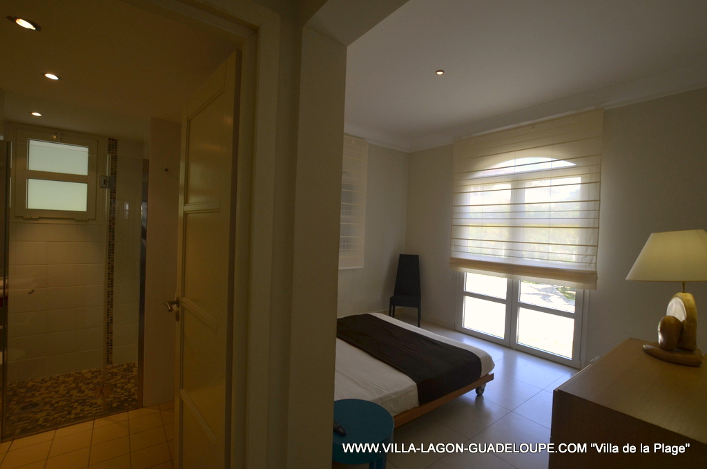 Salle de bain et chambre coté Golf de la villa en Guadeloupe