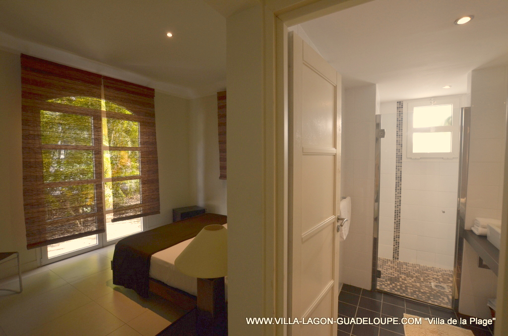 Salle de bain et chambre coté Golf de la villa en Guadeloupe