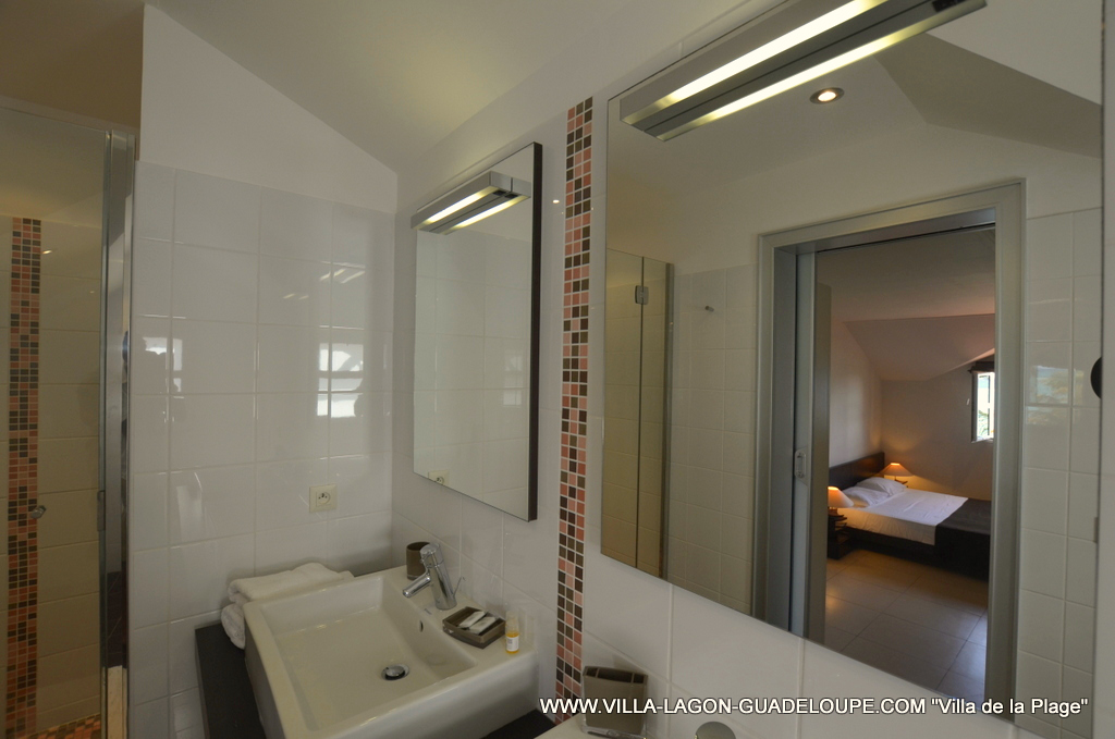 Effet de miroir de la salle de bain de la Suite de la villa de la plage en Guadeloupe