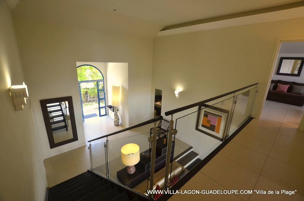 Mezzanine et hall d'entrée de la villa en Guadeloupe