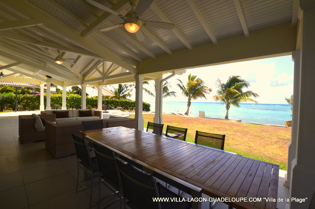 Table Royal Botania Guadeloupe devant le lagon