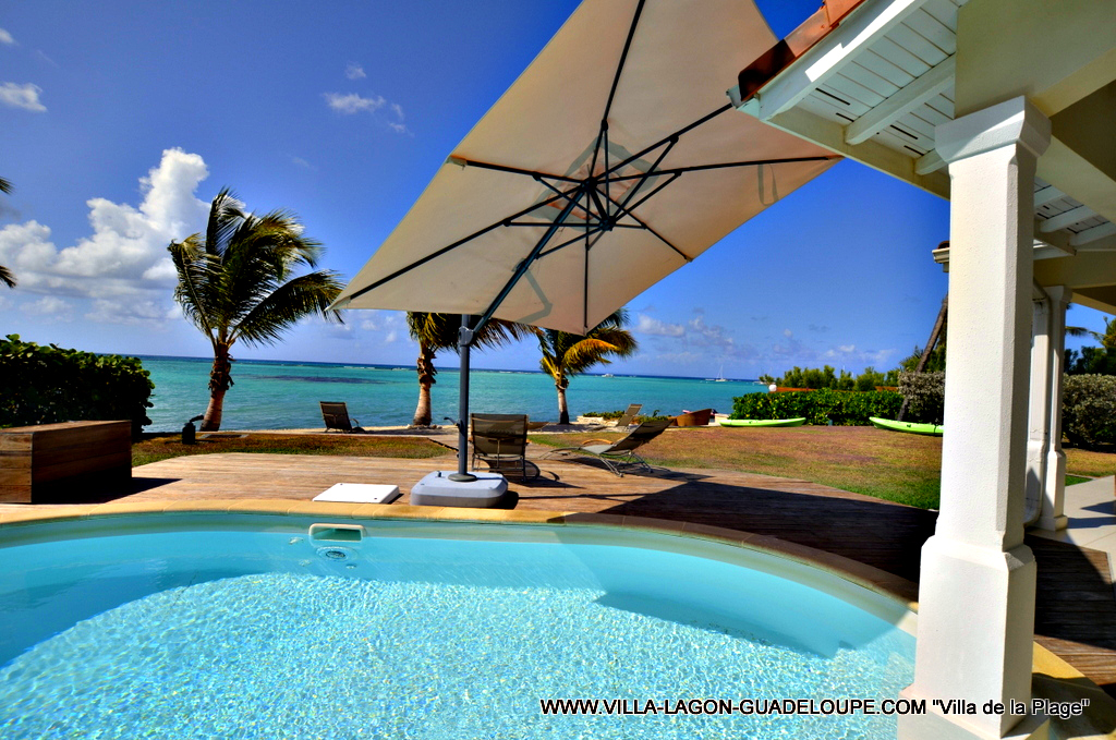 La piscine et le lagon de la villa de la plage en Guadeloupe