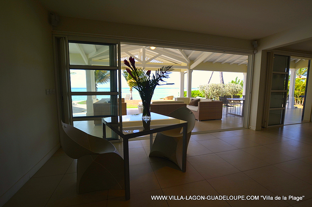 Séjour et terrasse de la villa de la Plage Guadeloupe
