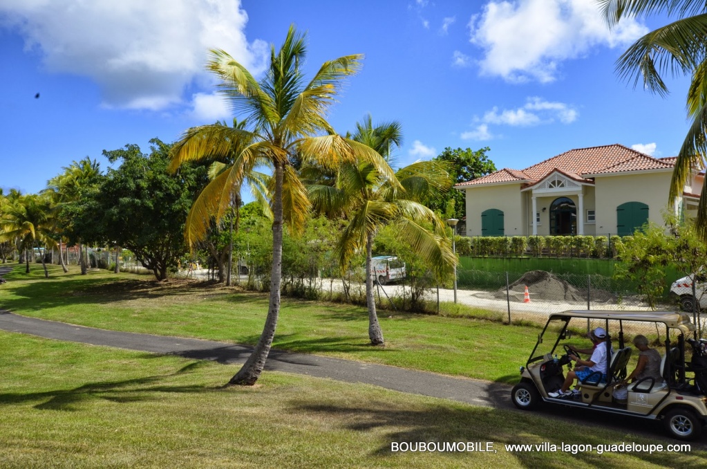 Villla Carib devant le Golf de 18  trous de Saint François Guadeloupe avec la golfette BoubouMobile