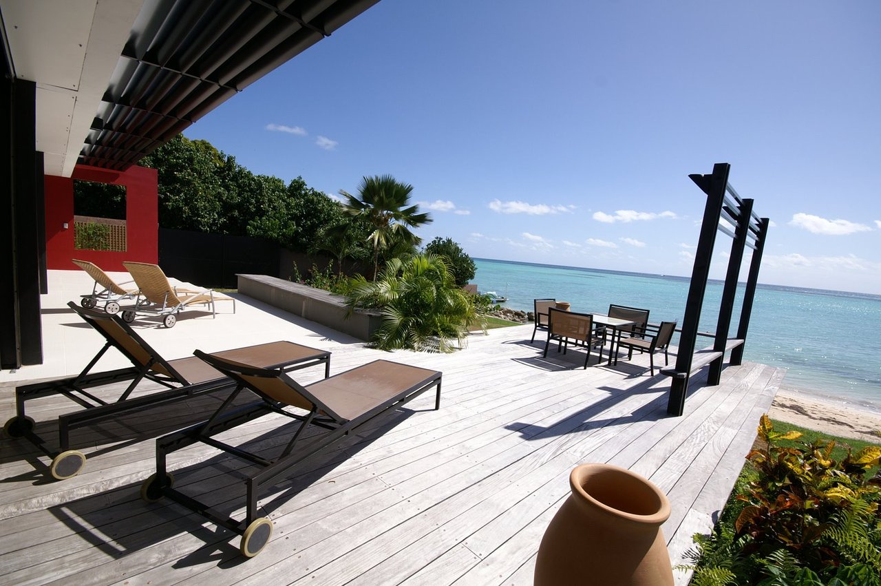 La terrasse non couverte vers le lagon