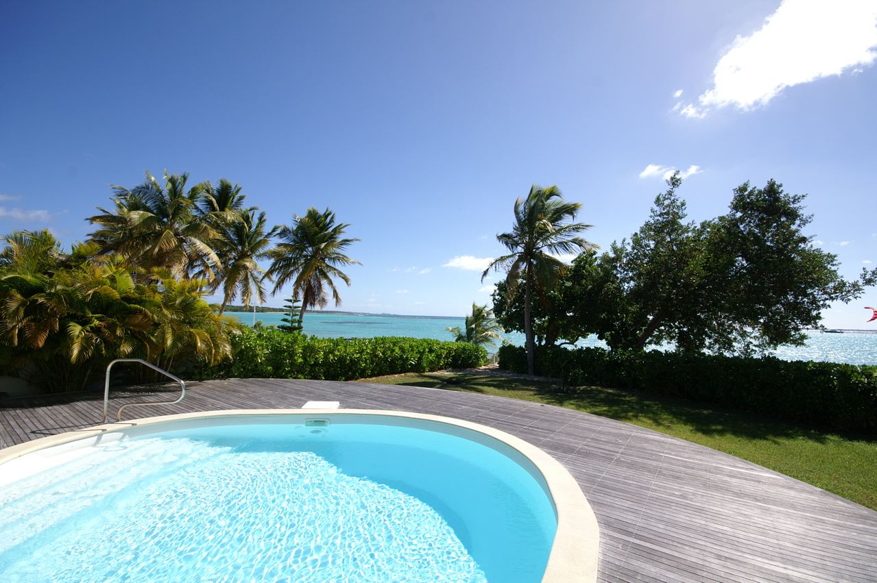 La piscine, à coté le spa, villa Blanche